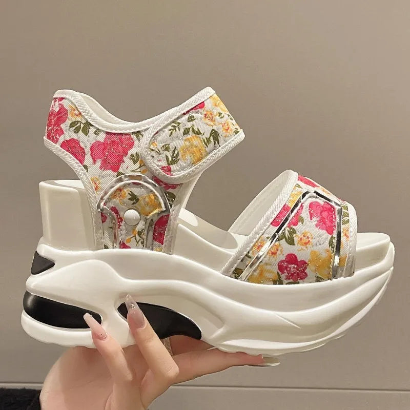 Stylish women’s peep-toe platform sandals for summer casual outfits