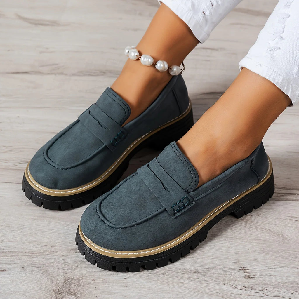 Classic women’s loafers with retro style for versatile outfit pairing