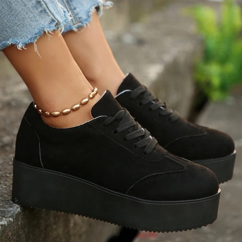 Women’s platform sneakers with chunky sole for casual streetwear outfits