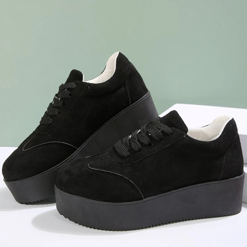 Women’s casual platform sneakers combining comfort, height, and fashion